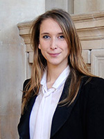 Gwendoline Massain est une avocate qui exerce sont métier pour protéger et assurer la défense d'un salarié victime d'un patron violent ou manipulateur.