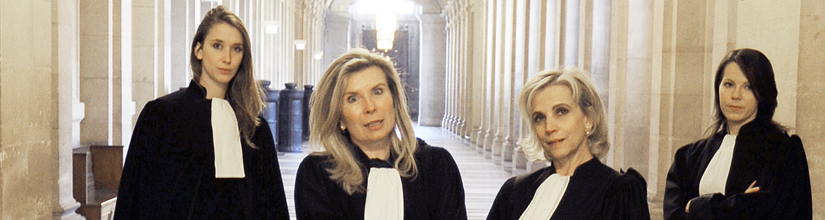 La famille peut être le theatre de violences, parfois perpétrées devant ou même sur les enfants. Il peut s'agir de violence psychologiques qui peut alors porter atteinte durablement à l'enfant.